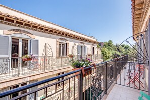 Premium bedding, memory-foam beds, in-room safe, individually decorated - Aurelia Vatican Suites (Rome)