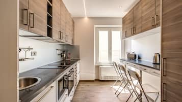 Frigorífico grande, microondas, horno y placa de cocina