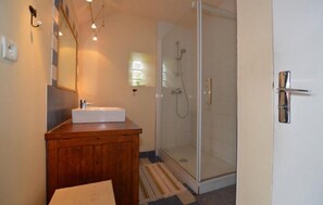 Casa | Baño | Regadera, regadera tipo lluvia, secadora de cabello, toallas 