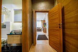 In-room safe, desk, blackout curtains, soundproofing - Kavalali Suites (Istanbul)