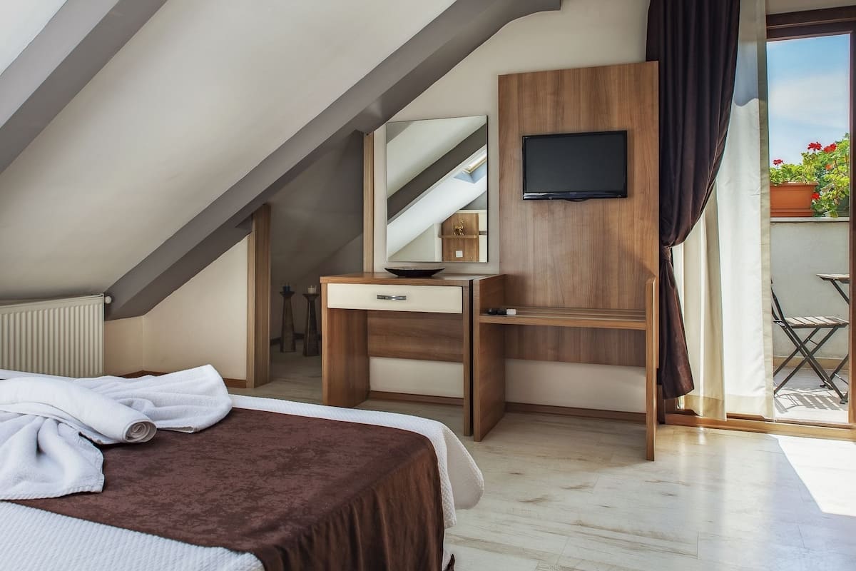 Deluxe Loft | In-room safe, desk, blackout curtains, soundproofing