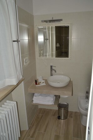 Double Room | Bathroom | Shower, free toiletries, slippers, bidet - Operà B&B (Sirolo)