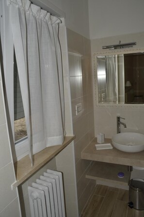 Shower, free toiletries, slippers, bidet - Operà B&B (Sirolo)