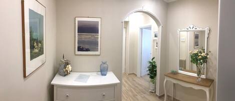 Douche, articles de toilette gratuits, chaussons, bidet