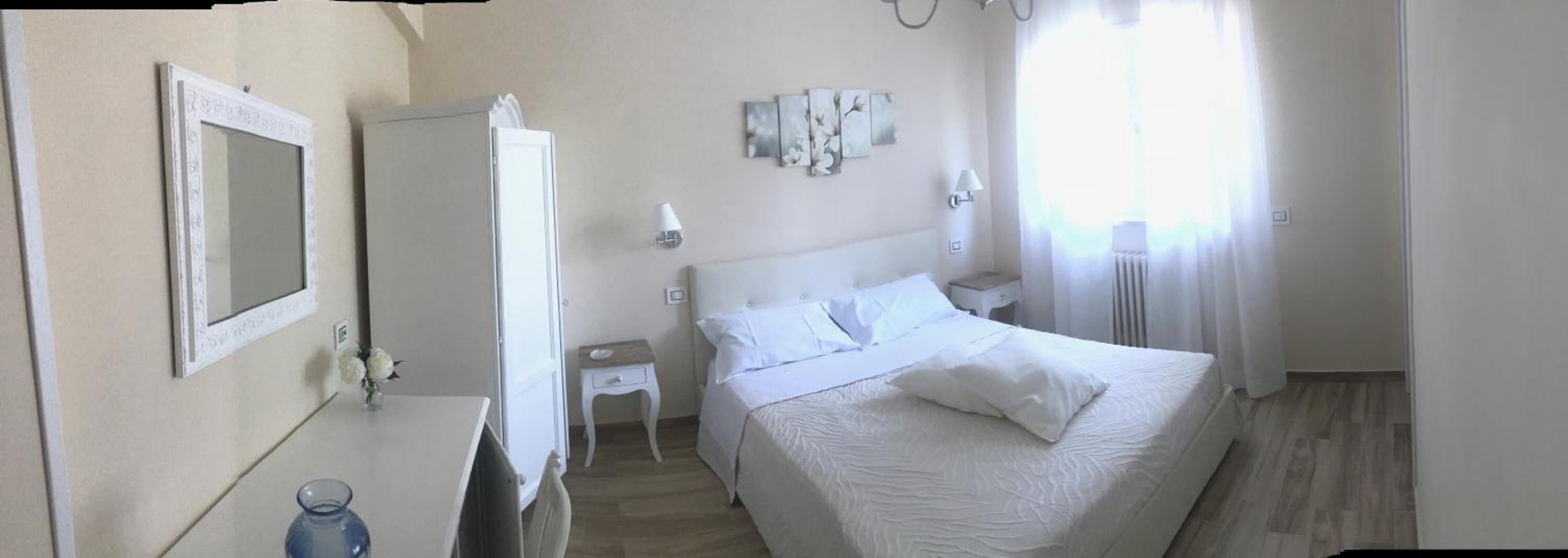 Una cassaforte in camera, una scrivania, letti aggiuntivi (a pagamento)