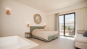 Un dormitorio con una cama grande, una bañera y un balcón con muebles de exterior.