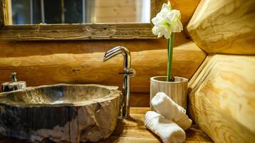 Panoramic Cabin | Bathroom | Hair dryer, towels