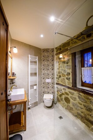 Double Room (Fireplace) | Bathroom | Shower, towels - Agios Germanos Traditional Hotel (Prespes)