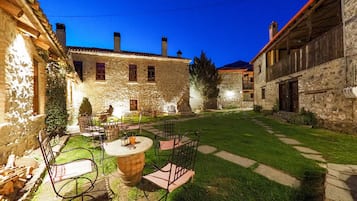 Habitación triple (Fireplace) | Decoración personalizada, muebles diferentes y escritorio