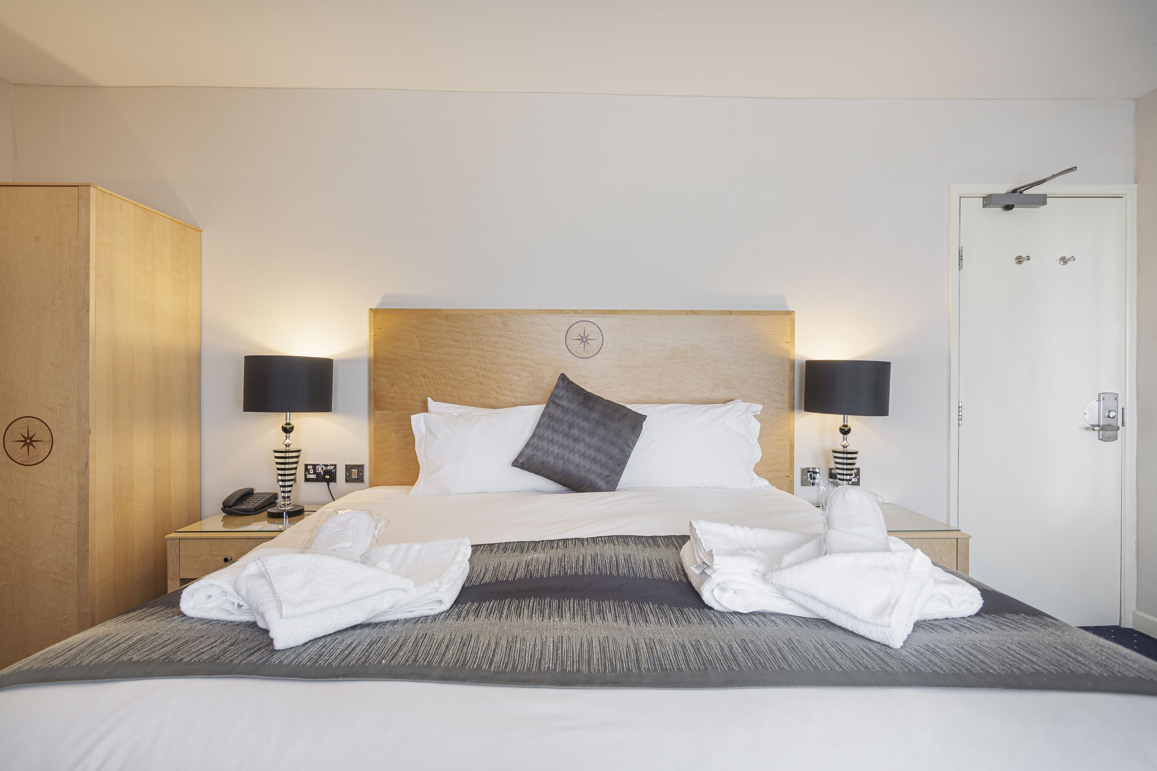 Quarto casal superior | 1 quarto, roupas de cama premium, cofres nos quartos, escrivaninha