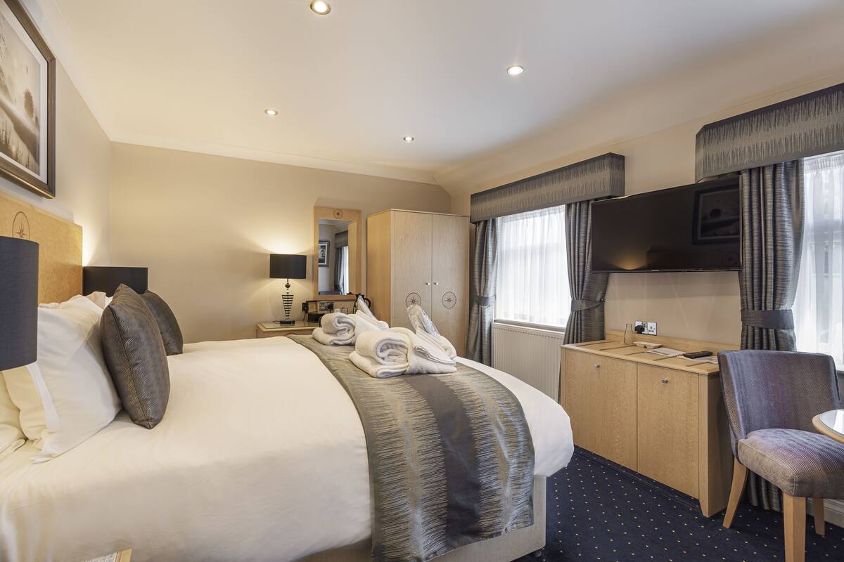 superior double room | 1 bedroom, premium bedding, in-room safe, desk