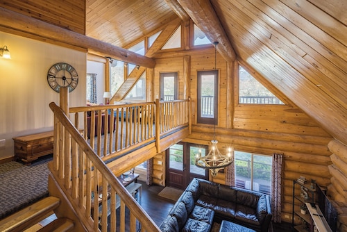 SENDERO - kaunis hirsitalo. 10 minuutin päässä Moabin keskustasta. Nukkuu 17!  Valtava piha!