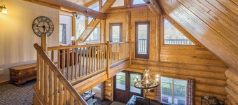 SENDERO- 10 min from Moab. Sleeps 17! Tons of parking. Hot tub. Huge yard