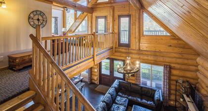 SENDERO - kaunis hirsitalo. 10 minuutin päässä Moabin keskustasta. Nukkuu 17! Valtava piha!