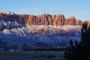 Une chaîne de montagnes enneigée sous un ciel dégagé.
