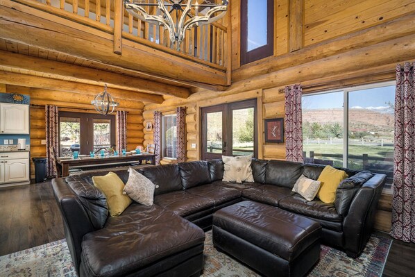 Smart TV, fireplace, Hulu, DVD player