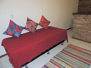 Casa de ciudad familiar, 1 habitación | Sala de estar | Televisión de pantalla plana de 32 pulgadas con canales por cable 