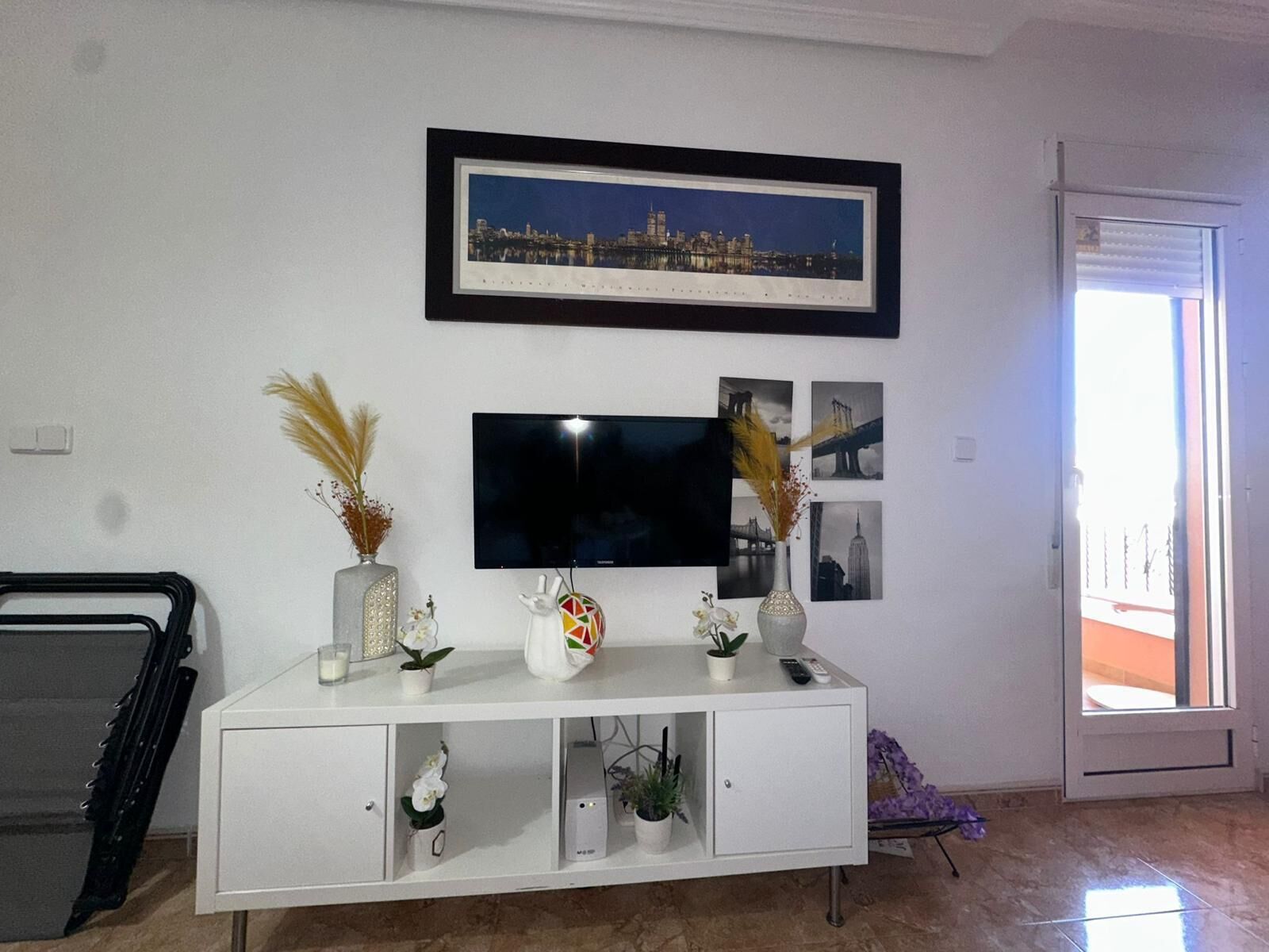 Una televisión de pantalla plana