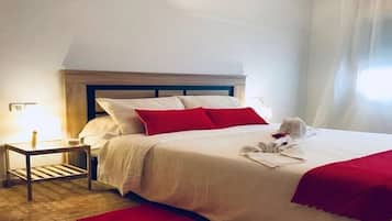 Familienapartment, 2 Schlafzimmer, Poolblick | 2 Schlafzimmer, individuell dekoriert, individuell eingerichtet