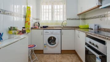 Departamento familiar, 2 habitaciones, vista a la alberca | Cocina privada | Refrigerador con congelador, microondas, horno y parrilla de estufa