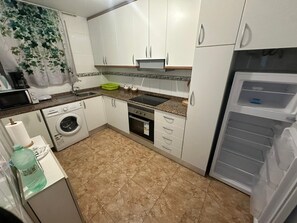 Full-size fridge, microwave, oven, stovetop - Apartamento La (Los Alcazares)