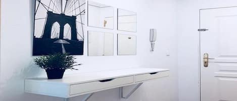 Departamento familiar, 2 habitaciones, vista a la alberca | Área de sala de estar | Televisión de pantalla plana