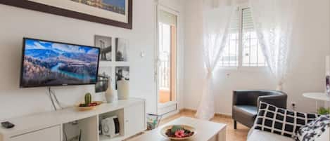 Familie appartement, 2 slaapkamers, uitzicht op zwembad | Woonruimte | Flatscreentelevisie