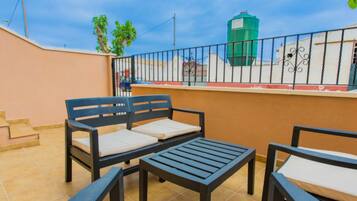 Departamento familiar, 2 habitaciones, vista a la alberca | Terraza o patio