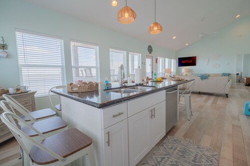 Splash Spacious 3BD 3bath Beachfront! Steps to Beach!