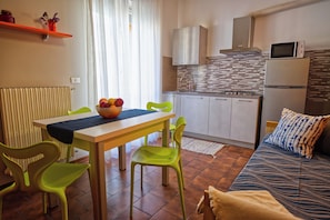 Comfort-Apartment, 1 Schlafzimmer | Wohnbereich | Fernseher, Tischtennisplatte, Bücher
