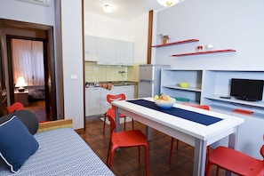 Superior-Apartment, 2 Schlafzimmer, Poolblick | Wohnbereich | Fernseher, Tischtennisplatte, Bücher