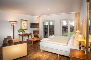 Minibar, desk, laptop workspace, soundproofing - Hanse City Boarding House (Greifswald)