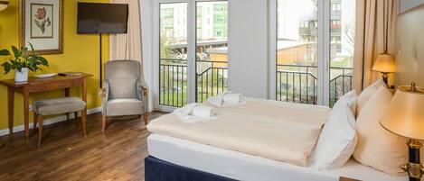 Deluxe Studio | Minibar, desk, laptop workspace, soundproofing