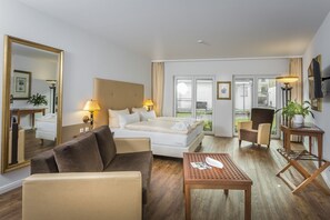 Deluxe Studio | Minibar, desk, laptop workspace, soundproofing - Hanse City Boarding House (Greifswald)