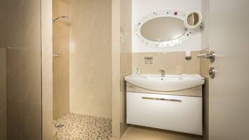 Shower, handuk, sabun, dan tisu toilet