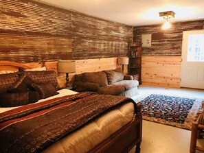 Room - Relax and enjoy the peace and quiet at the Triple H House.  (Mountain View)