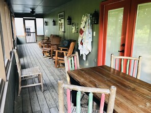 Outdoor dining - Relax and enjoy the peace and quiet at the Triple H House.  (Mountain View)