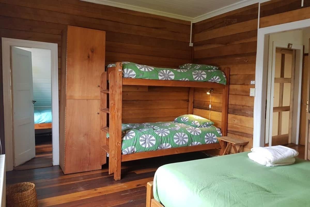 Standard Sextuple, Private Bathroom | Setrika/meja setrika dan Wi-Fi gratis