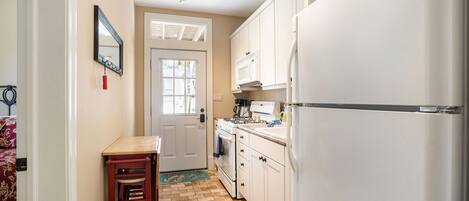 ثلاجة، ميكروويف، فرن، موقد طهي مسطح