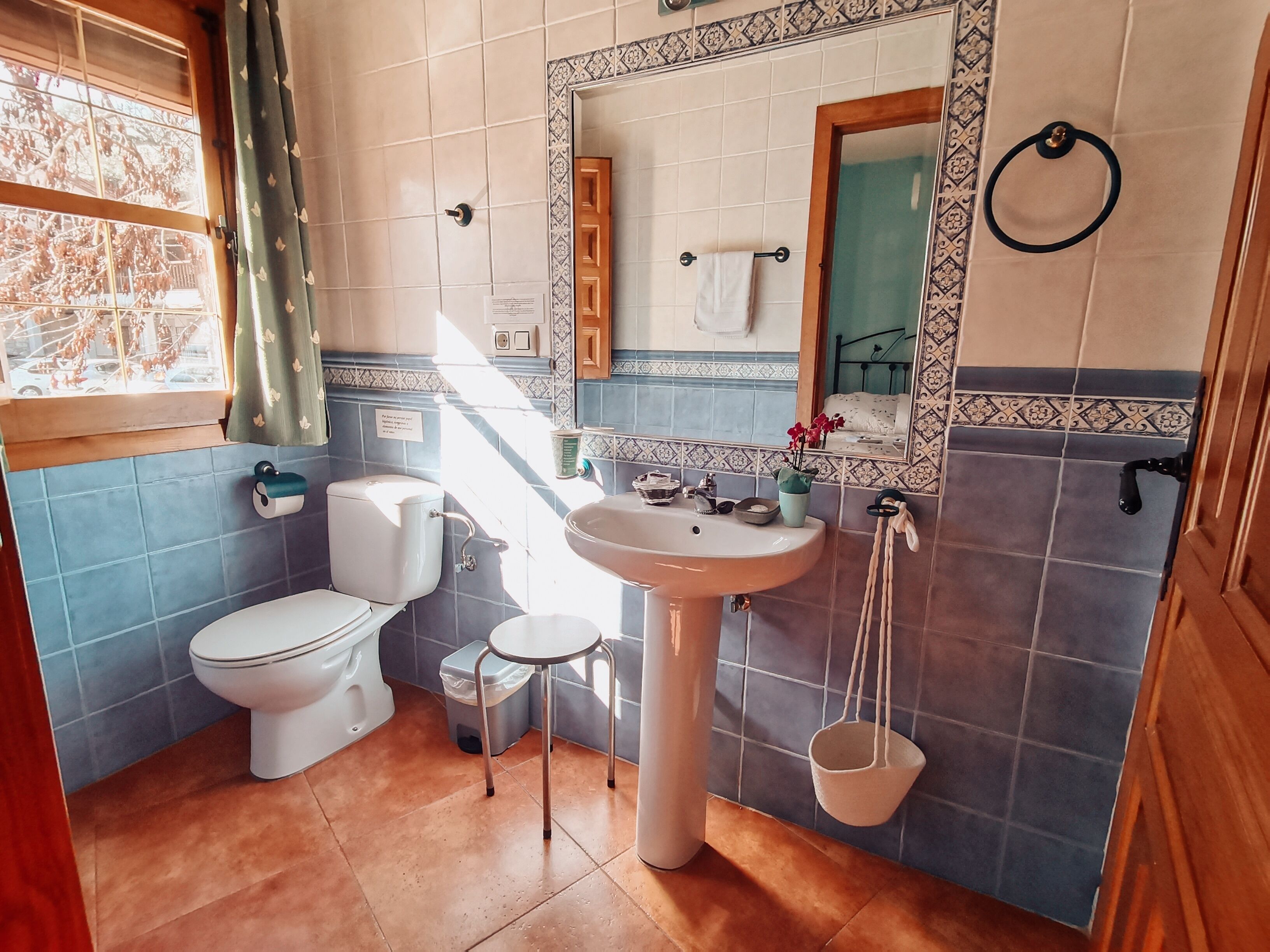 Un baño con inodoro, lavabo y espejo.