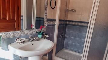 Habitacion Garganta | Badezimmer | Dusche, Haartrockner, Handtücher