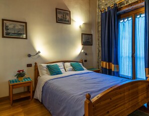 Familieleilighet, 2 soverom, 2 bad, gårdsplassområde | 1 soverom, blendingsgardiner og strykejern/-brett