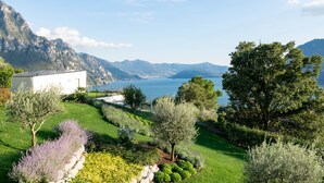 A house with a view of a lake and mountains. - Castello di Zorzino (Riva di Solto)