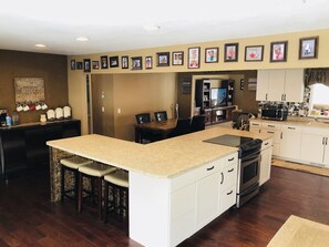 Fridge, microwave, oven, stovetop - Fun House Adventures, Fun for the whole family, Vacation home with 6 bedrooms! (Rapid City)