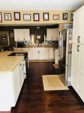 Kylskåp, mikrovågsugn, ugn och spishäll