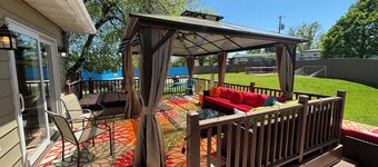 Modern Living Home, Spacious Entertaining Areas + 5 Bedrooms and a Bonus room!