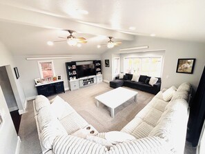 Smart TV, fireplace, DVD player, books - Fun House Adventures, Fun for the whole family, Vacation home with 6 bedrooms! (Rapid City)
