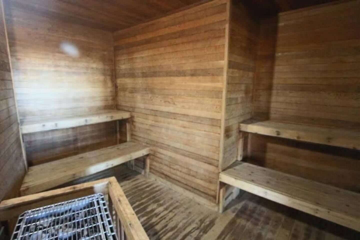 Un intérieur en bois avec des étagères intégrées et une cage en métal.
