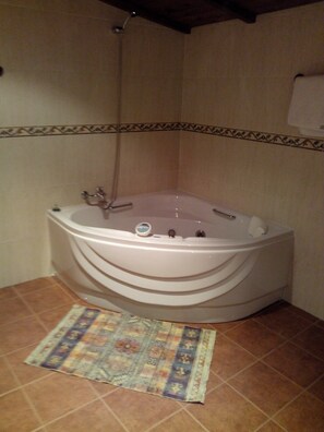 Jetted bath, free toiletries, hair dryer, bidet