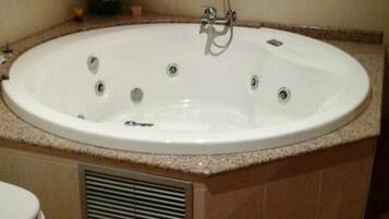 Bañera de hidromasaje y artículos de higiene personal gratuitos